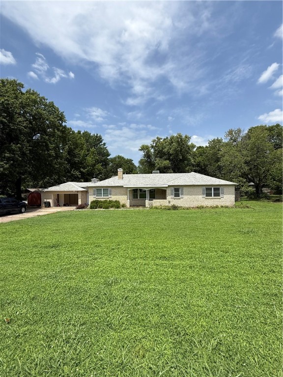 Ready to move in and has plenty of parking. 50 ft from University bus stop.