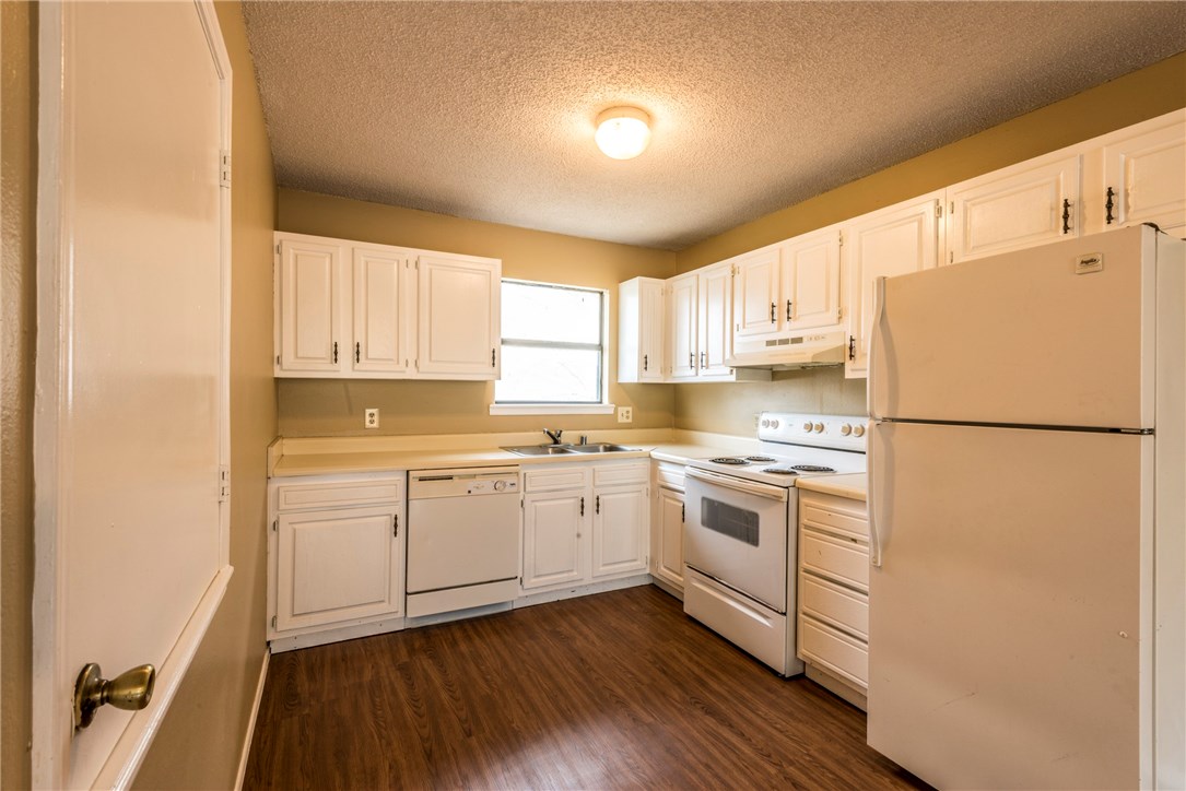 Check out this 2BD/1BA apartment located just off of College. Appliances included. Minutes to shopping and university. Taking applications now. *Tenant responsible for all utilities