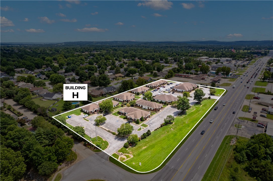 +/- 943 SF of pristine office space designed to help your business thrive! This space features a large reception/waiting area, a conference room, a private restroom, 3 private offices, and a storage closet. Conveniently located in the Springdale Business Center, this property offers flexible layouts suitable for a variety of office users. Positioned along 71 Business, it provides excellent visibility and exposure to attract potential customers. The Modified Gross Lease requires tenants to cover their own electric and
gas, plus $95/mo for water and trash services. Less than 5 minutes to Fayetteville and 10 minutes to
Lowell.
