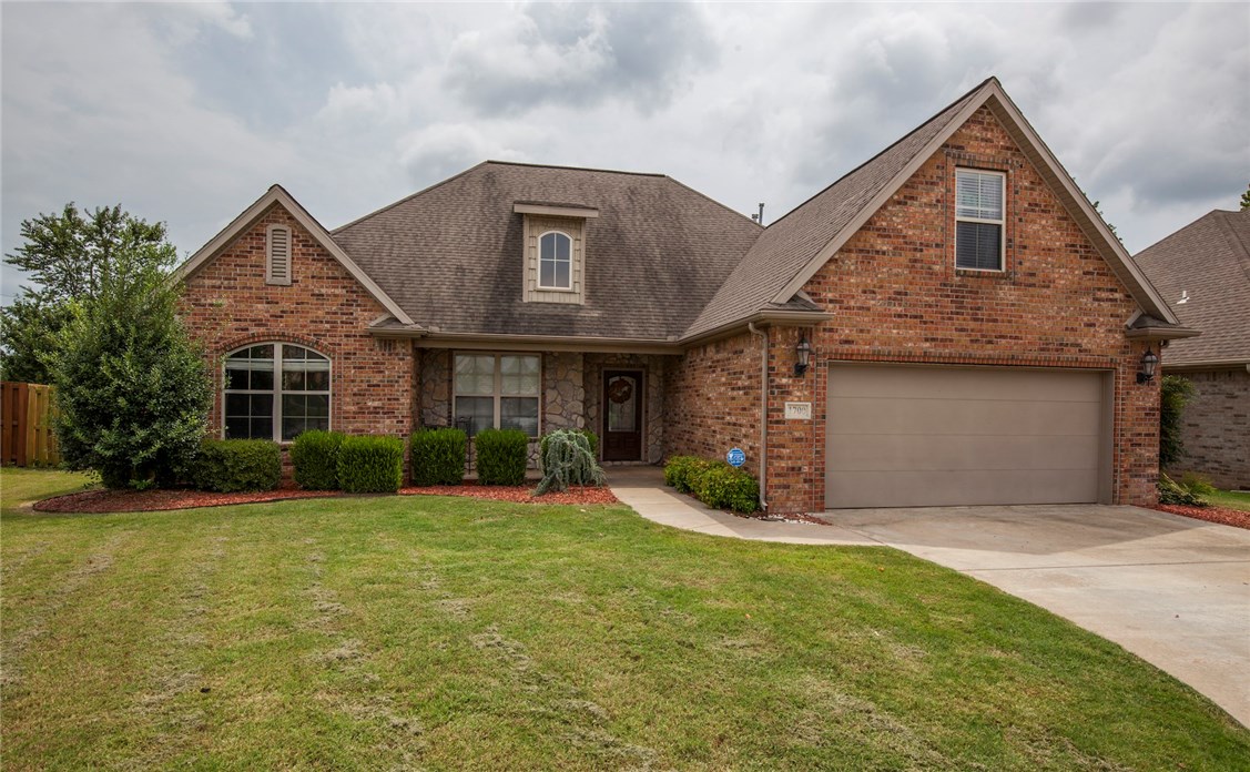 Tucked into a cul-de-sac in well established neighborhood that is convenient to everything! Rogers High, Pinnacle Promenade, Mercy Hospital, Razorback Greenway & I-49! 4BR, 2BA and 2 living areas. High ceilings, crown molding, beautiful REAL hardwood floors. Open kitchen with granite counters, custom wood cabinets, stainless steel appliances and a pantry. Master suite has door out to covered patio in the privacy fenced backyard. $2500 carpet allowance w/acceptable offer. New roof will be installed by 8/17
