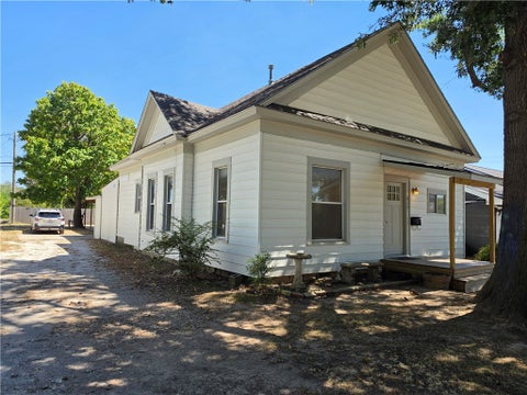 Photo of 413 S Wright Street, Siloam Springs, AR 72761 (MLS # 1362180)