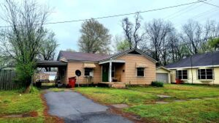 Looking for Investment property? 3-bedroom home located near Pecan Street Park. The city is planning to make a soccer complex and a dog park at the park soon. Within walking distance of Front Street that offers dining and shopping.