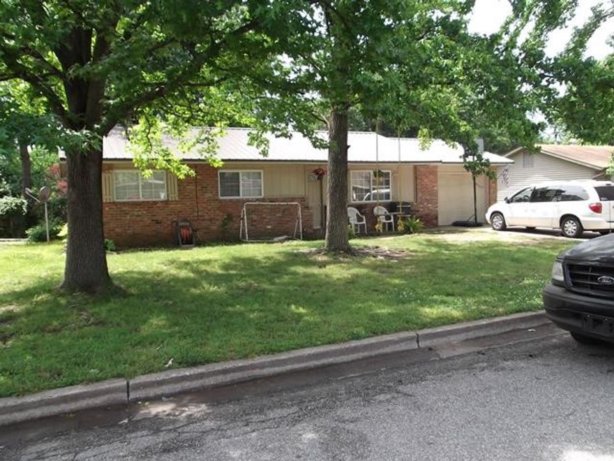 Charming 3 bed 1.5 bath updated home with a fenced in back yard and centrally located in Rogers. This home is just a short distance to Grace Hill Elementary School and Northwest Park in Rogers and is just minutes from Downtown Rogers, Rogers Activity Center, I-49 and much more!