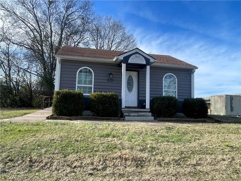 Photo of 104 S Cleveland, Russellville, AR 72801 (MLS # 1330884)