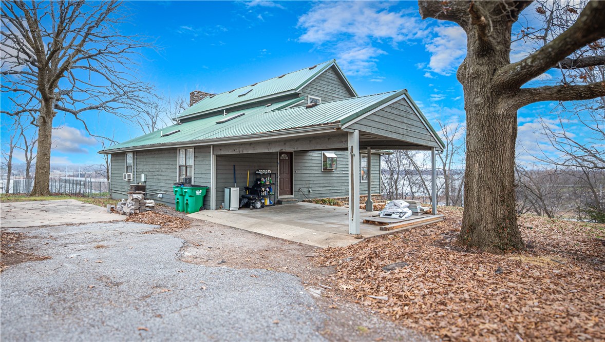 Carport / Main entrance