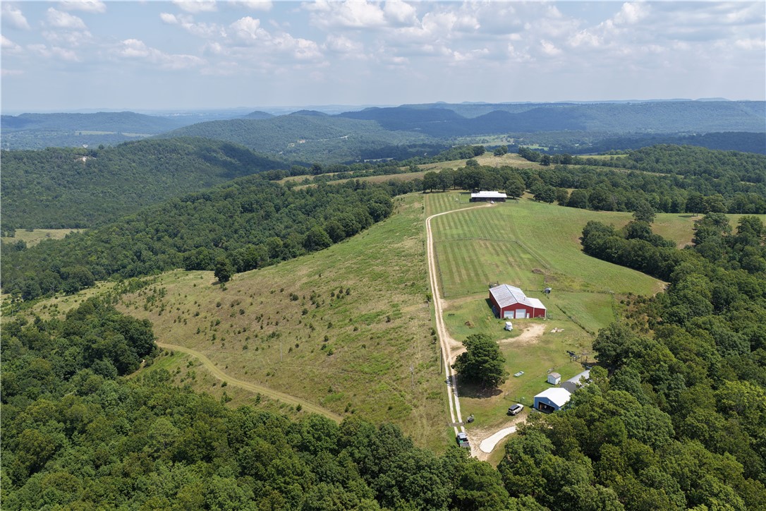 Discover the perfect blend of seclusion, natural beauty, and convenience with this stunning 42.3-acre property. Featuring a mix of open pasture and mature woods, the land offers incredible versatility ā ideal for building your dream home, a private retreat, or a prime hunting property. Enjoy two ponds, including a spring-fed pond tucked away in a peaceful, private setting.
Located just 19 minutes from Berryville and only 10 minutes from Eureka Springs, youāll have the best of both worlds ā quiet country living with easy access to town. Outdoor enthusiasts will love being just 3 miles from Kings River Outfitters, 2 miles from Rockhouse Public Access on the Kings River, and bordering the Madison County Wildlife Management Area.