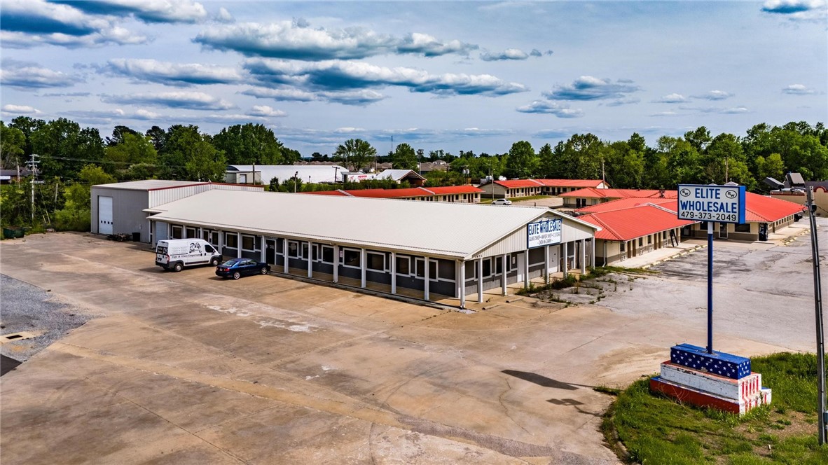 Retail/flex building available for sale & lease in an established commercial district of Siloam Springs. This property fronts Hwy 412 and is suited for various uses. Surrounded by restaurants, retail, & schools. Within minutes of the Oklahoma State Line.
7,360 sf of retail/office space & 2,500 sf of warehouse.
Three roll-up doors: 16 ft & (2) 10 ft.
20' side walls & 24' center peak in warehouse.
Two access points off Hwy 412 with 27,000 CPD.
High visibility pole signage.