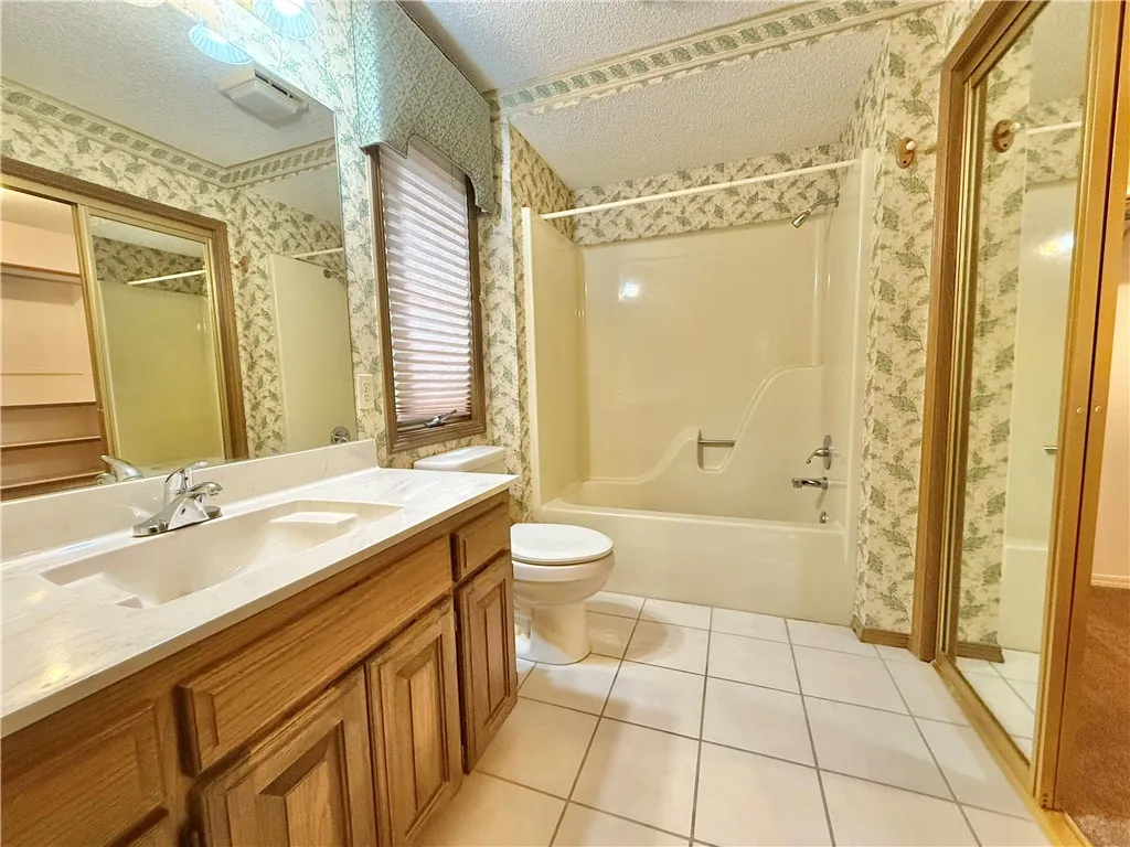 Bella Vista, Arkansas 72715, United States, 4 Bedrooms Bedrooms, ,3 BathroomsBathrooms,Residential,Active,214707