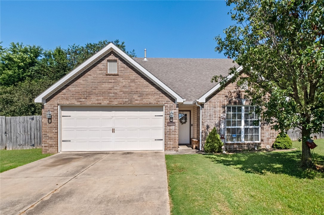 WELCOME TO NWA FARMINGTON IS THE HEART!!! Close to University of Arkansas, close to ALL the activities available in Fayetteville, wonderful investment property, forever home, first time home buyers!! COME ON OVER, great cul de sac location, corner lot, privacy fence, 3/2 split floor plan, vaulted ceilings, sitting area for kitchen, a great place to be, make arrangements for a showing and let's start the dream today.