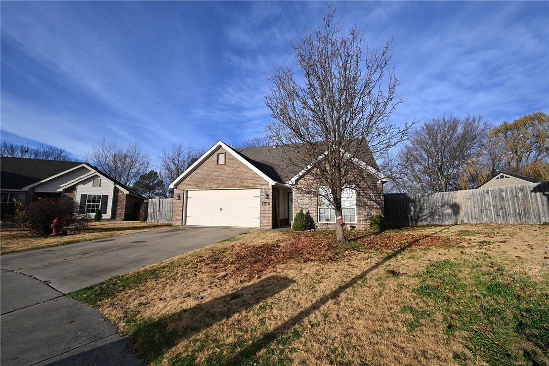 WELCOME TO NWA FARMINGTON IS THE HEART!!! Close to University of Arkansas, close to ALL the activities available in Fayetteville, wonderful investment property, forever home, first time home buyers!! COME ON OVER, great cul de sac location, corner lot, privacy fence, 3/2 split floor plan, vaulted ceilings, sitting area for kitchen, a great place to be, make arrangements for a showing and let's start the dream today.