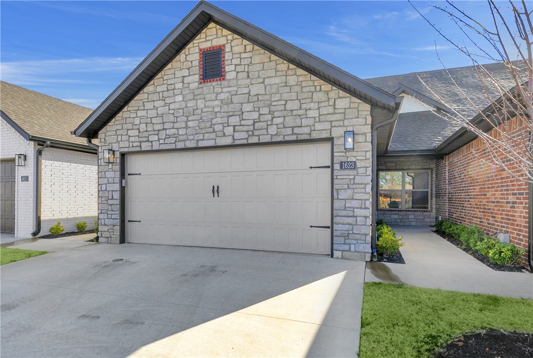 How About A Like New Townhome For Your Next Home? Wonderful Location Close To Pinnacle Promenade Mall, Razorback Greenway Trails, Restaurants, Business Districts And I49. Come Check This Beautiful Home Out Today!