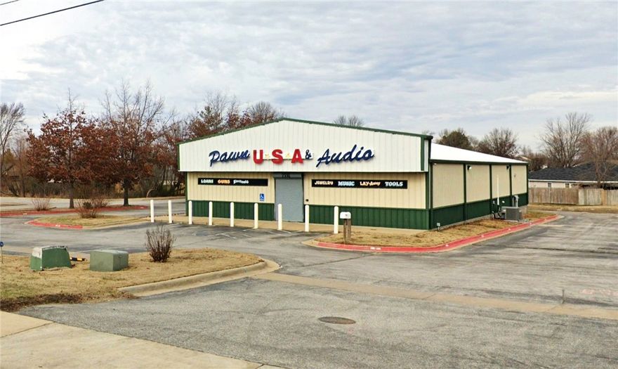• 1.6 - 0.72 acre lot for lease or build to suit.
• ±5,000 SF Free-Standing Retail Building
• Flexible Opportunity: Ground Lease or Build-to-Suit on adjacent 0.72 Acres | Zoned C-2
• Prime location along SW 14th Street (Hwy 102) – a high-traffic thoroughfare and major commercial corridor connecting Bentonville and Centerton
• Nearby national tenants include Chipotle, Freddy’s, 7 Brew, McDonald’s, Walmart Neighborhood Market, and Starbucks
• Ideal for QSR, medical, financial, or service-oriented retail users
• Located within minutes of downtown Bentonville, Walmart HQ, and Northwest Arkansas National Airport