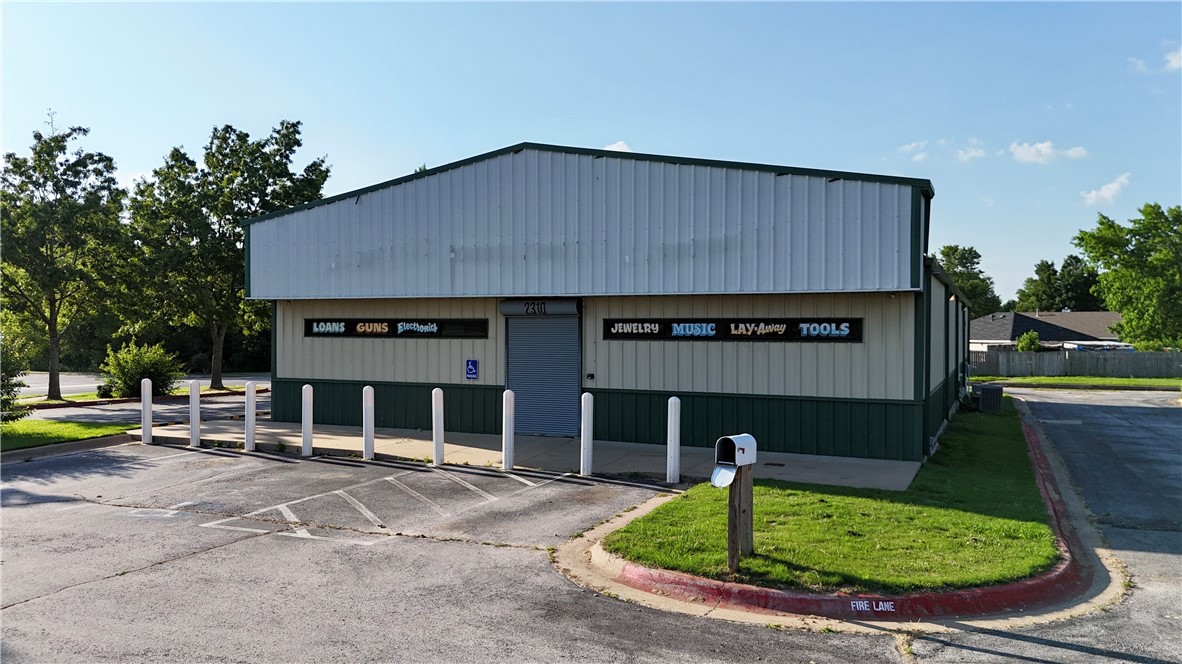 ⢠1.6 - 0.72 acre lot for lease or build to suit.
⢠±5,000 SF Free-Standing Retail Building
⢠Flexible Opportunity: Ground Lease or Build-to-Suit on adjacent 0.72 Acres | Zoned C-2
⢠Prime location along SW 14th Street (Hwy 102) ā a high-traffic thoroughfare and major commercial corridor connecting Bentonville and Centerton
⢠Nearby national tenants include Chipotle, Freddyās, 7 Brew, McDonaldās, Walmart Neighborhood Market, and Starbucks
⢠Ideal for QSR, medical, financial, or service-oriented retail users
⢠Located within minutes of downtown Bentonville, Walmart HQ, and Northwest Arkansas National Airport