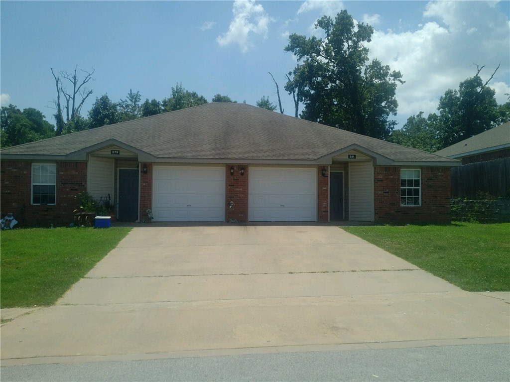 Nice duplex in Centerton featuring 3 bedrooms, 2 bathrooms, & 1 car garage. Laminate wood floors in living room, carpet in bedrooms. New paint throughout.