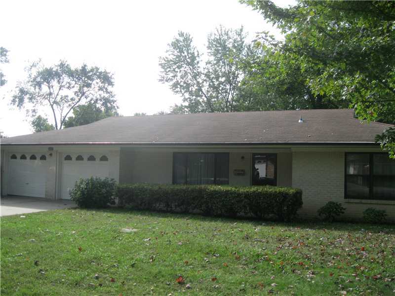BEAUTIFUL RANCH STYLE HOME IN THE CARSON SUBDIVISION. THIS HOME FEATURES 3 BEDROOMS, 1 FULL BATH AND 2 HALF BATHS. HEARTH ROOM OFF OF KITCHEN, SPECIALTY CABINETS WITH PULL OUT SHELVES, PANTRY, OVERSIZED GARAGE, HUGE FENCED BACK YARD, MINUTES FROM WALMART,HOME OFFICE AND DOWNTOWN BENTONVILLE, ***THIS PROPERTY WILL NOT BE MANAGED BY RE/MAX PROPERTY MANAGEMENT. THE OWNER WILL MANAGE AND HOLD TENANT SECURITY DEPOSIT***