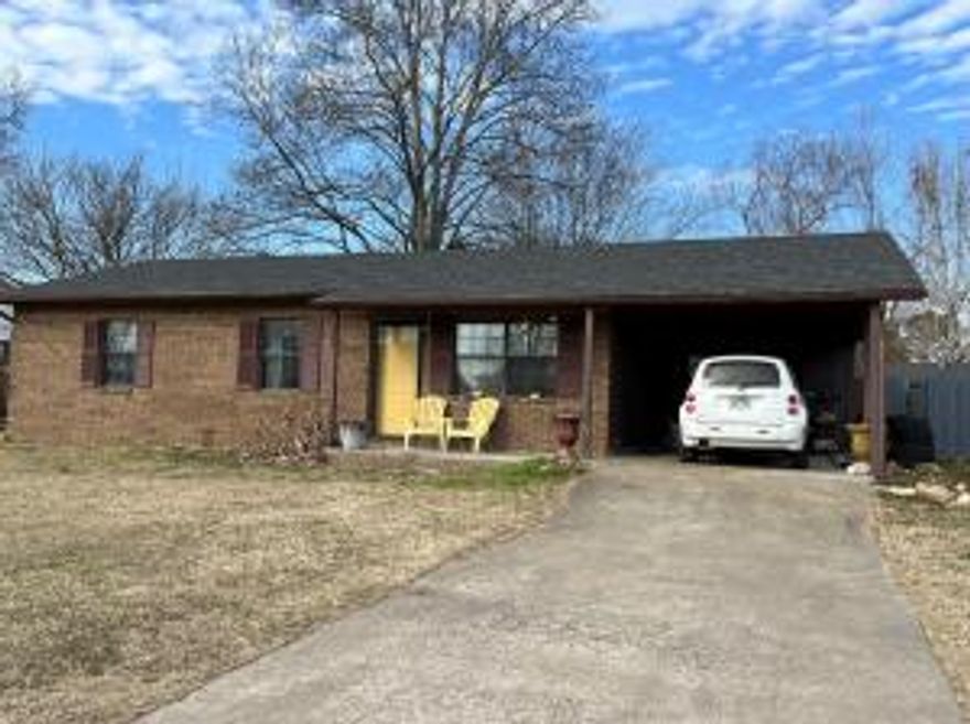 3 Bedroom, 1.5 bath brick home in Dardanelle. Conveniently located close to the Middle and High School.