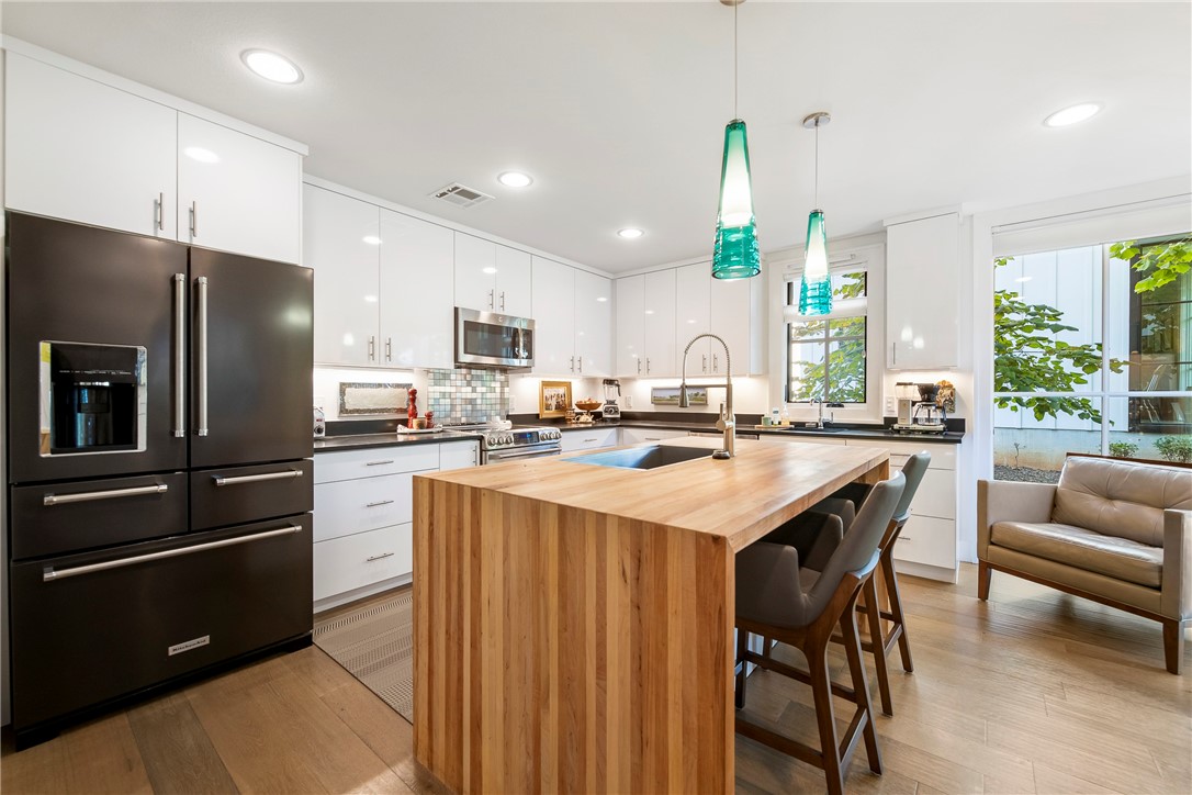 Black Apple - Residential