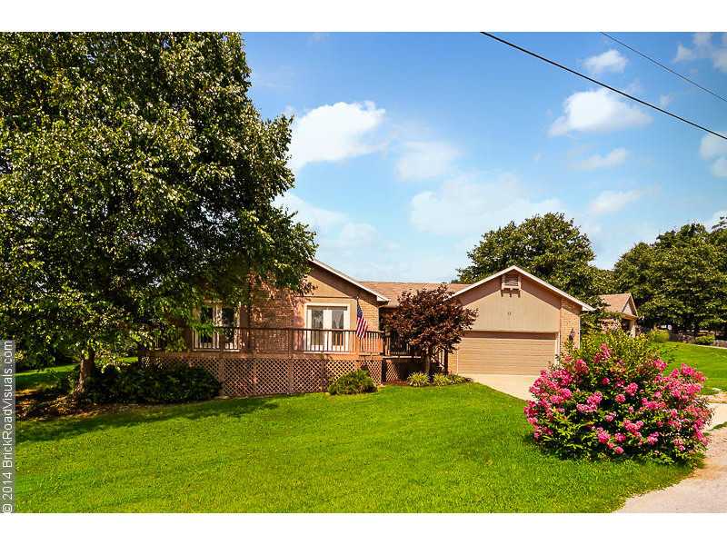 FLAT LOT IN BELLA VISTA! 3 BD home with fenced back yard, huge covered deck on front! Living room & Eat In Kitchen open onto deck! Mature landscaping & shade trees! Master Bath has big corner Jacuzzi tub, sep shower & double vanity! WIC in big Master BR.,Laminate flooring in living spaces. Big tiled entry w/closet! Open floor plan great for entertaining. Kitchen has big center island and has been newly remodeled!