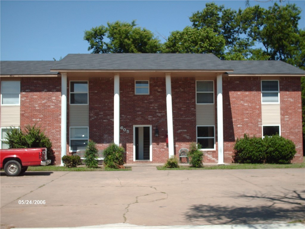 Nice 2 bedrooms, 1 bath townhouse. Wood floors in living room, carpet in bedrooms, all appliances, new paint throughout.