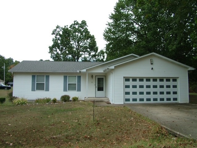 Beautiful 3 bed room 2 bath, 1342 soft home in lakeside community. Situated on corner lot just 10 minutes to Bull Shoals lake , White river and 15 minutes from Mountain Home.