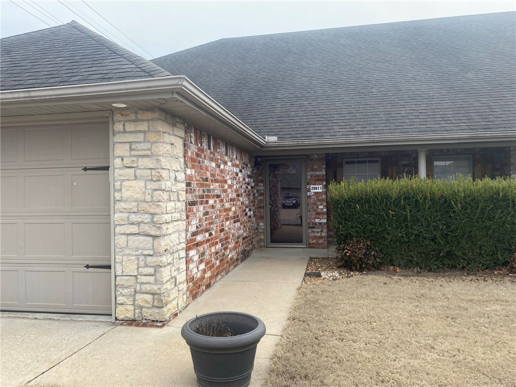 Great 3 bed & 2 bath duplex in Bentonville! Conveniently located! Hardwood floors, granite counter tops, and a wood privacy fence.