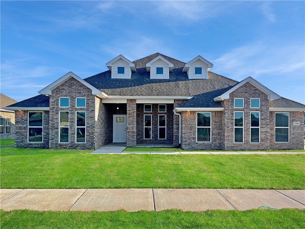 The 2600T Series is sure to impress with four, spacious bedrooms, three baths, 10-foot ceilings, and a
formal dining room filled with natural light. The spacious, open concept kitchen is complete with a table island, perfect for the family to gather around! This 2,600 square foot floor plan also features a Jack and Jill bathroom and secluded master suite with a connecting master bathroom and large walk-in closets.
Taxes subject to change based on new construction.