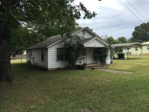 ABSOLUTE - REAL ESTATE & PERSONAL PROPERTY AUCTIONOCTOBER 27, 2018 - 10 AM - LIVING ESTATE OF MARY RACKLEY (JC RACKLEY, DECEASED) REAL ESTATE TO SELL 12 NOON. 2 BEDROOM 1 BATH, APPROX 1320 SQ FT, FIXER UPPER/INVESTMENT PROPERTY. CENTRAL AIR, GAS HEAT, DETACHED CARPORT WITH STORAGE ROOM.TERMS: BUYER & SELLER TO SPLIT 50/50% CLOSING CO. FEES & REVENUE STAMPS - SELLER TO PROVIDE OWNERS TITLE POLICY - A REQUIRED $3000. DOWN DAY OF AUCTION, BALANCE DUE WITHIN 30 DAYS AT CLOSING. WILL BE SOLD ''AS IS WHERE IS'' CONDITION. BUYER SHOULD INSPECT, OR HAVE INSPECTED TO THEIR SATISFACTION BEFORE THEY BID.SALE OF REAL ESTATE WILL NOT HINGED ON BUYERS FINANCING, MUST HAVE IN PLACE BEFORE THEY BID. A 10% BUYERS PREMIUM ADDED TO FINAL BID TO DETERMINE TOTAL SALES PRICE.