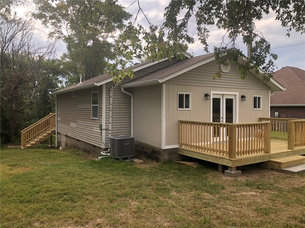 Come check out this rental that won't last long. It has just been remolded beautifully from top to bottom with all new fixtures and amenities. It has a brand new deck where you can watch the animals and have a cup of coffee. Close driving distance to Beaver Lake. It comes with washer, dryer, refrigerator and lawncare service.