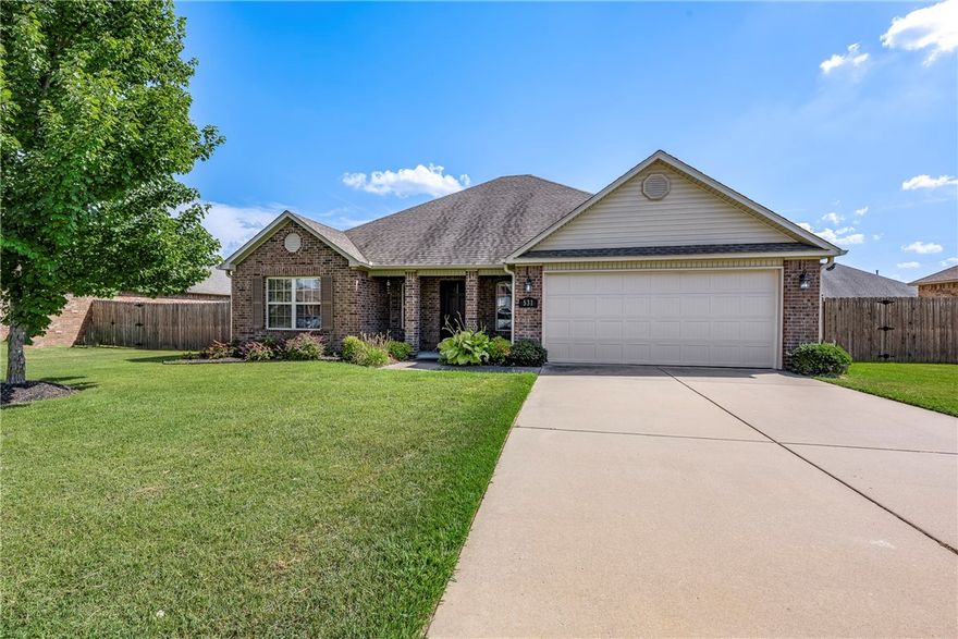 This charming 4-bedroom, 2-bath home combines convenience with comfort. The split floor plan ensures privacy, while the vaulted ceilings and open common areas create a welcoming atmosphere. With its large eat-in kitchen and proximity to top-rated schools, it’s the perfect home for families or anyone looking to enjoy the best of Centerton living.