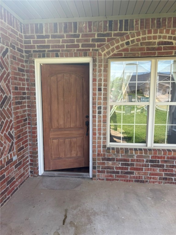 This stunning duplex offers luxurious features and an ideal location. The unit showcases vaulted ceilings, crown molding, a tile shower, a whirlpool tub, a 2-car garage per side, and a fenced yard. Enjoy the convenience of a gas fireplace, a formal dining area, and proximity to the Walmart Home Office