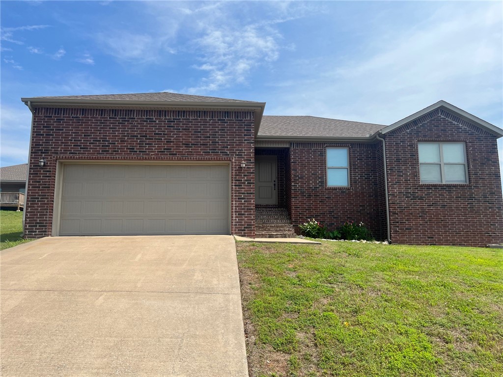Great 4 bedroom home in a desirable location next to the Razorback Greenway. Hunt Elementary, Hellstern Middle, Central Junior, Har-Ber High School.