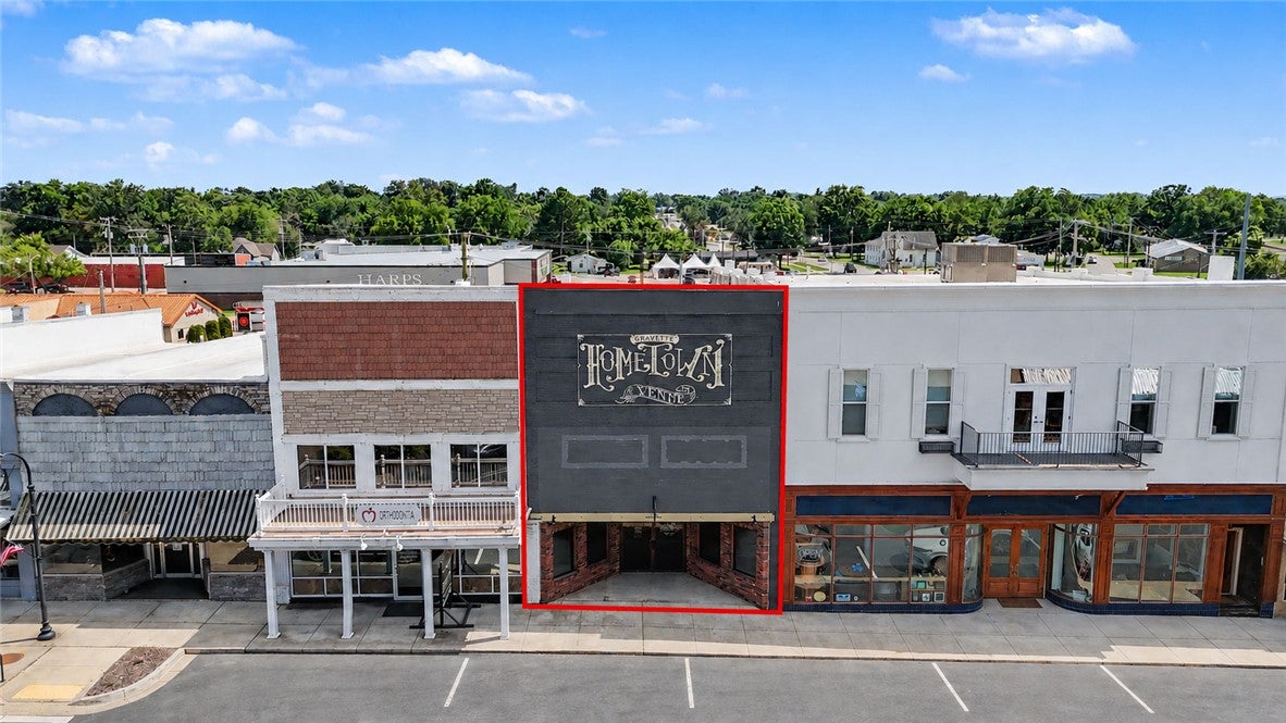 109 SE Main St, Gravette, AR 72736