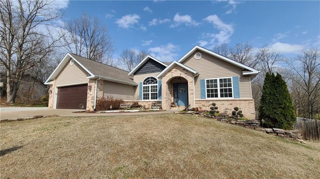 Gorgeous brick home in Bella Vista. Living space features hard wood flooring, brand new carpet, with separate dining area that could be used as home office! Kitchen includes tile with granite countertops, lots of cabinet space and breakfast nook. Tray ceiling in master bedroom with light fixtures.