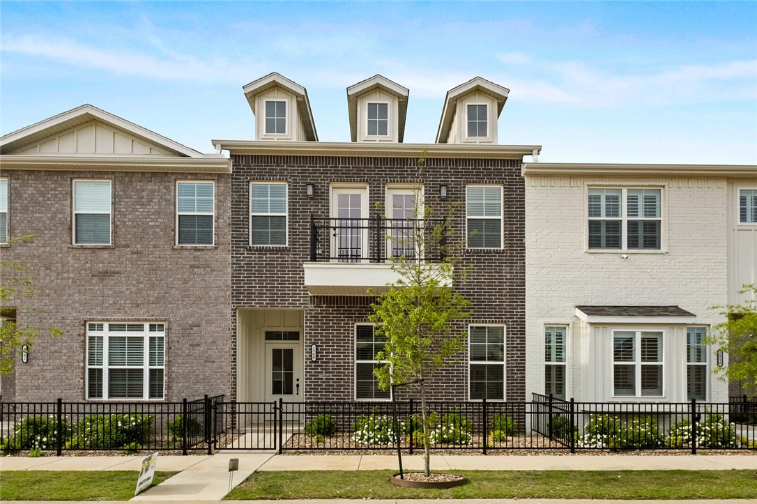Move in special $250 off 1st months rent. Move-in ready and brand-new, this 4BR/3.5BA townhome in Bentonville’s Glen Arbor Subdivision offers upscale living. Enjoy an open-concept layout with 10’ ceilings, a stunning kitchen with quartz countertops, stainless appliances, and a large island. The bright living space features luxury wood-style flooring and a sleek fireplace. The owner’s suite includes a tiled walk-in shower and dual vanities. Upstairs features a Juliet balcony, large game room, and 3 guest rooms. Community amenities include a dog park, bocce ball and pickleball courts, pavilion, and more. Rear-entry garage and courtyard fencing add charm. Just minutes from Downtown Bentonville, Crystal Bridges, The Momentary, and top dining spots like Tusk & Trotter and The Hive. Experience elevated townhome living in the heart of NWA!