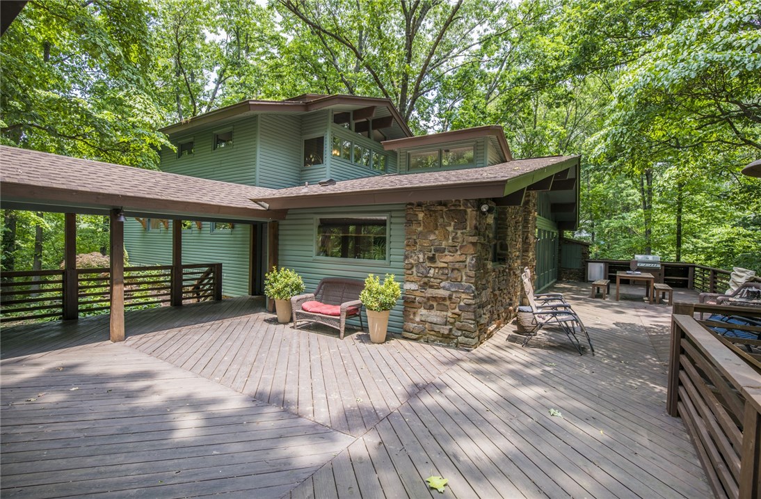 One of a kind North Bentonville home located minutes from downtown Bentonville. This home was designed by Perry Butcher and features 4 bedrooms, 4 bathrooms, 2 living areas and recently updated by Dave Marrs Construction.