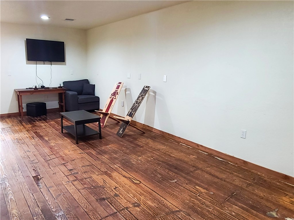 Gravette Orig Gravette - Commercial Lease