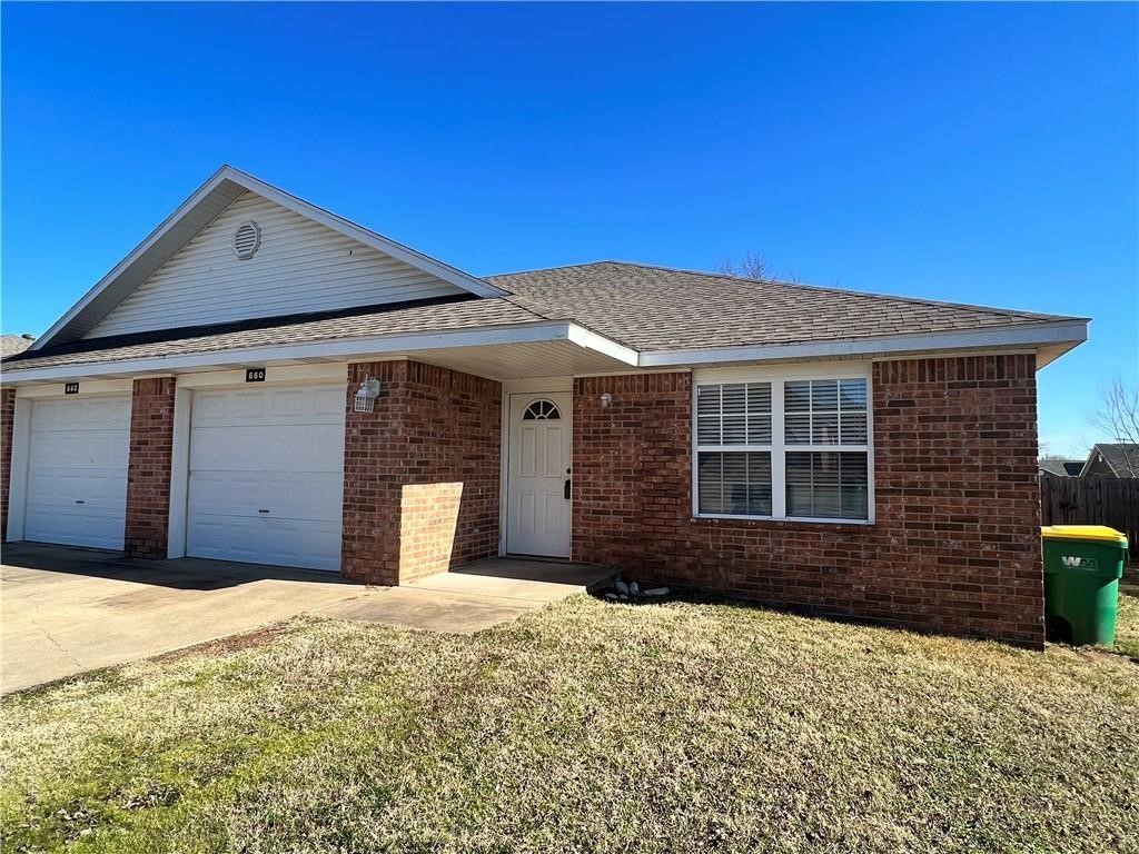 Great 2 bedroom 2 bath duplex for lease in Centeton! Hard flooring throughout, privacy fenced backyard, 1 car garage, corner lot and refrigerator included as a courtesy to the tenants! Ready to move in! Call today to schedule your private showing.