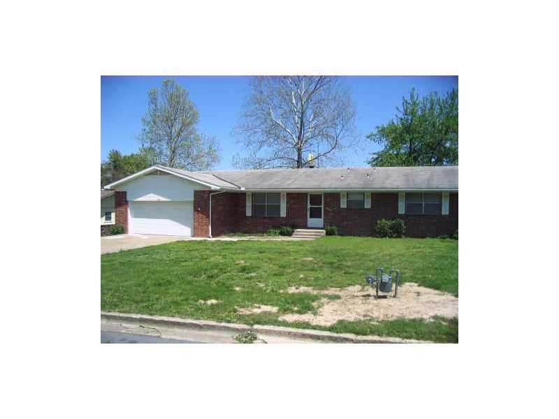 3 BED, 2 BATH HOUSE W/ A CONVENIENT LOCATION IN BENTONVILLE. MINUTES FROM THE WAL-MART HOME OFFICE. LARGE BACKYARD WITH A DECK.