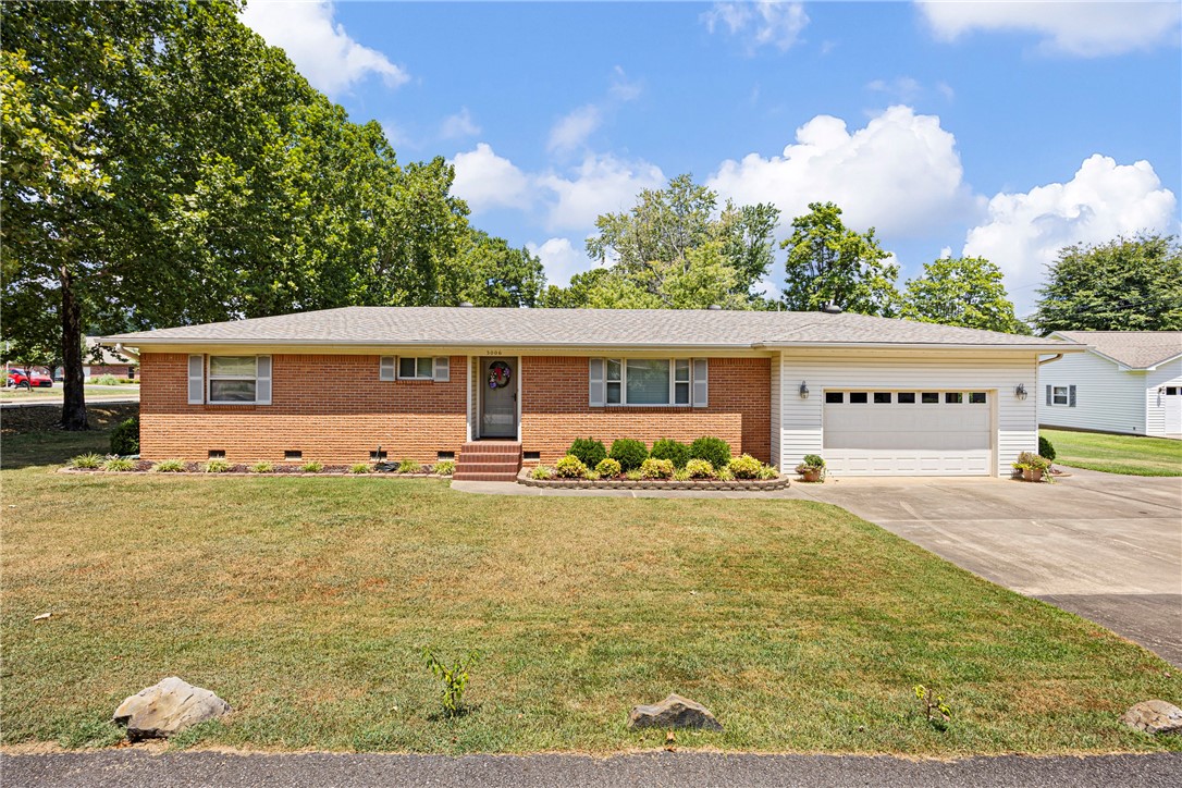 Super cute and move in ready! This lovely 3 bed 2 bath homes sits on a landscaped corner lot in West Russellville close to medical facilities and shopping. The split floorplan features a master bedroom with a walk-in closet and a spacious bathroom with a tub/shower and jetted tub. The covered and screened back patio is perfect for unwinding and relaxing with a cup of coffee. Privacy fenced backyard is perfect for pets. Don't miss seeing this one!