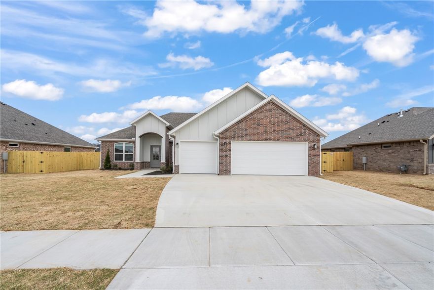 If you’re looking for a quality built home then you must check out Summerfield. Spacious kitchen with white cabinetry, stainless steel appliances including a 5 burner gas range and 3cm quartz countertops. The Owner's Retreat has an ensuite with double vanities and a large, fully tiled shower. Blinds, Gutters, a full fence and a fully sod yard are included. Walking distance to Creekside Park.