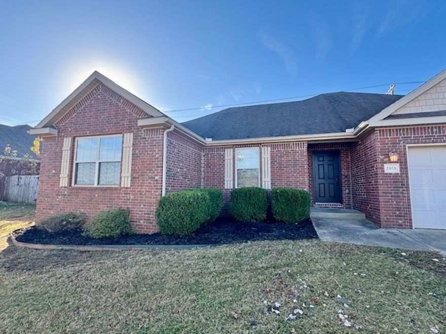 This is an awesome rental with great finishes to include custom cabinets, granite countertops, tiled shower, and an open floor plan! Close to everything NWA has to offer.  All appliances included except washer/dryer & refrigerator.
