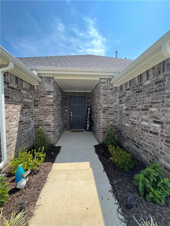 Immaculate all-brick 3 bed, 2 bath home in West Fayetteville. This split floor plan offers an open concept layout with beautiful flooring throughout the spacious living area, complete with a cozy gas fireplace and crown molding in the living room and primary suite. The kitchen features granite countertops, stainless steel appliances (including a gas stove, microwave, and dishwasher), ample cabinetry, pantry space, and a generous eat-in dining area.
The primary suite is a true retreat with dual sinks, matching granite, a whirlpool tub, separate tiled shower, and a large walk-in closet. All bedrooms are carpeted for comfort, and tile is featured in wet areas. Additional highlights include a utility room, pull-down attic storage, keypad entry, and energy-efficient features.
Enjoy outdoor living with an extended covered patio and a fully fenced, private backyard in a prime location!