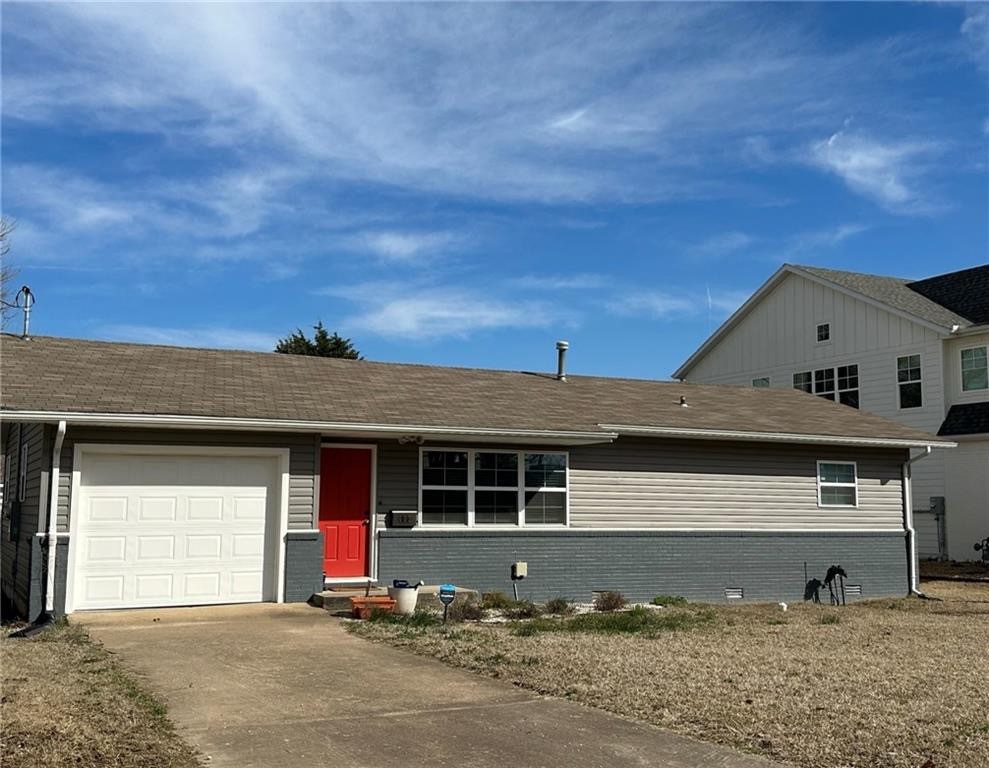 AMAZING LOCATION IN THE HEART OF DOWNTOWN BENTONVILLE! Beautiful 3bed, 1bath home in ideal Downtown Bentonville location with trails, parks, restaurants, entertainment, shops and so much more within walking/biking distance! Home features beautiful hardwood floors, stainless steel kitchen appliances, gas range, farmhouse style kitchen sink, washer/dryer included, 1 car garage, LARGE yard, and 1 full bathroom. No Cats, 1 Small Dog only. Renters Insurance Required.