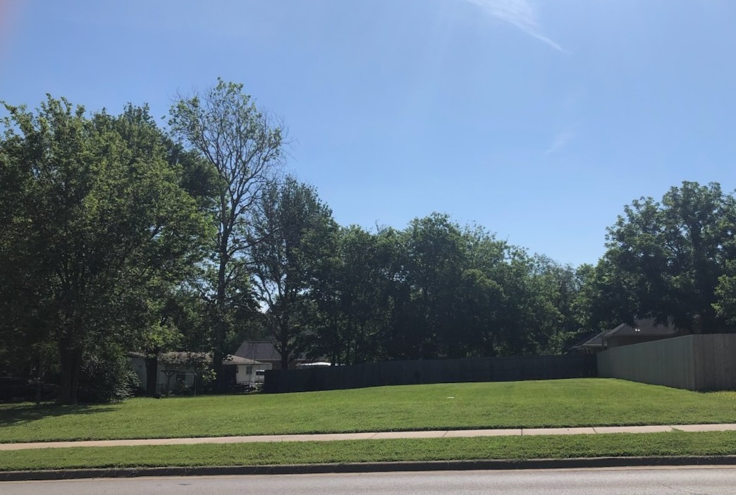Nice large level lot to build on or an income producing property, great location for an Air B and B.
Walking distance to downtown Siloam Springs, parks, restaurants, shopping, schools and walking
trails.