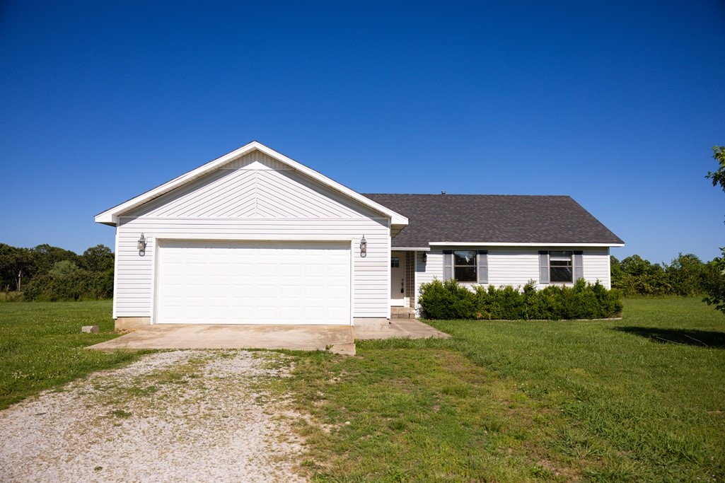 Nice 3-bedroom, 2-bath home in Rogers Estate! Great locationāclose to Bergman School! This home sits on a 0.64-acre lot and has 1,481 heated square feet. Features include a 2-car attached garage, concrete slab foundation, central electric heat and air (heat pump), and a gas water heater. Inside, youāll find blinds, ceiling fans, and washer/dryer connections. Home is on public water with a septic system.