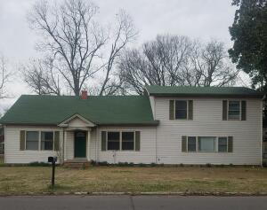 The potential is endless in this nearly 2800 sq.ft. house with 4 bedrooms 3 bathrooms, 2 living areas, formal dining area, back deck, 2 car detached garage and just needs your personal touches and repairs. Has rental history of $950 per month. Tenant currently residing month to month basis 24 hour notice
