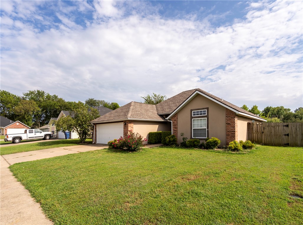 Seller offering $5,000 in closing costs concessions with acceptable offer!
This home features a brand-new roof and a desirable split floor plan. On one side, youāll find three bedrooms and a full bathroom, while the other side boasts a spacious primary suite with a relaxing soaker tub, walk-in shower, and plenty of room to unwind.
Enjoy the outdoors in the fenced backyard, complete with a storage building for all your tools and hobbies.
Perfectly situated near Siloam Springs Intermediate School and Allen Elementary, this home is also just a short distance to the Aquatic Park, John Brown University, beautiful parks, shopping, and downtown Siloam Springs.