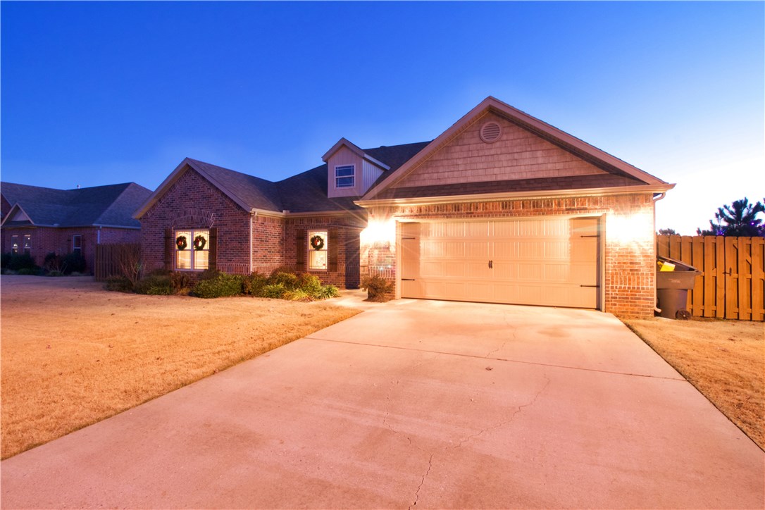 Beautiful home in great neighborhood in West Fayetteville, less than a mile from I-49! A MUST SEE! DISTRESSED CABINETS, GRANITE COUNTER TOPS, STAINLESS STEEL APPLIANCES, ISLAND BAR, WHIRLPOOL TUB, WALK-IN TRAVERTINE SHOWER, GUTTERS, BLINDS. HOME BACKS UP TO CLEARED LAND- OLD RAZORBACK GOLF COURSE- Amazing view! Great area to live and even better for resale!