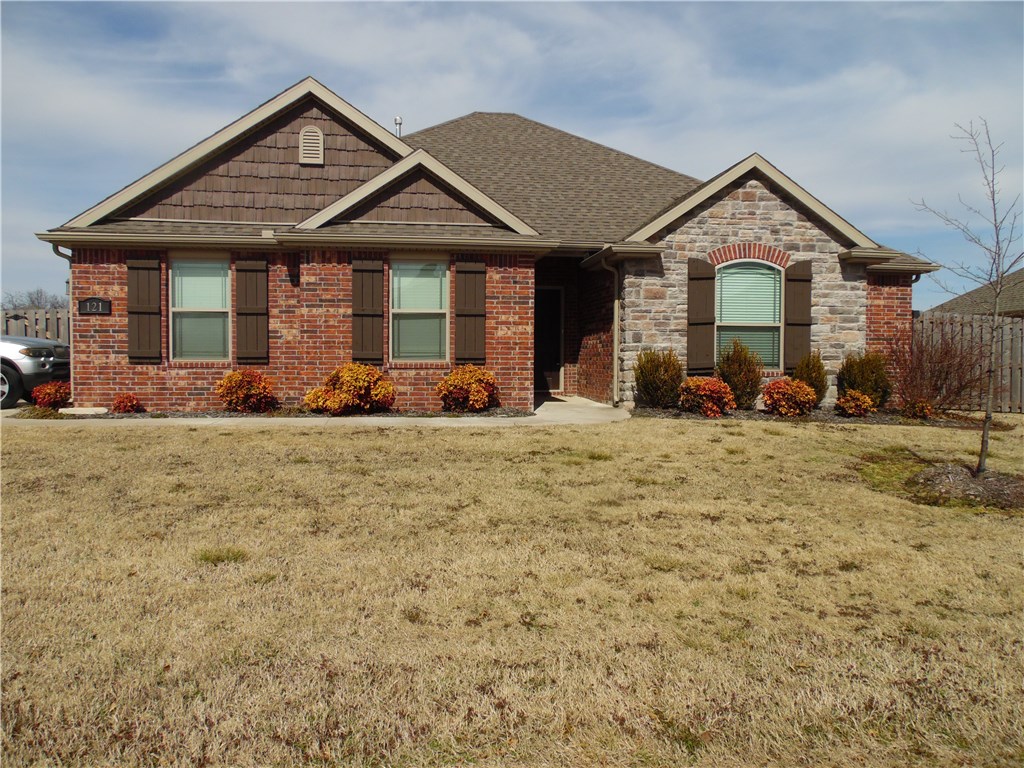 Open kitchen, dining, and living room. Fenced back yard. Great location with lots of growth around Centerton.