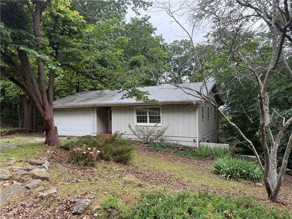 Lake View Home with Workshop & Great Potential!
This 3-bedroom, 2.5-bath home offers a fantastic opportunity to make it your own. With a two-level floor plan, hardwood floors in the living room, and a spacious two-car garage, there’s plenty to work with. A dedicated workshop provides extra space for hobbies or storage.
Enjoy a peek-a-boo view of Table Rock Lake in the summer, with an even bigger view in the winter—all from the two-level back deck overlooking a private, wooded yard.
While the home could use some updating, it's not a fixer-upper—just a bit rough around the edges and ready for someone with vision. Located close to two golf courses, pickleball, pools, a marina, restaurants, and scenic walking trails. Historic Eureka Springs is just 10 minutes away!
This is your chance to own a home in a sought-after area and put your personal touch on it. Property is being sold "As-Is".